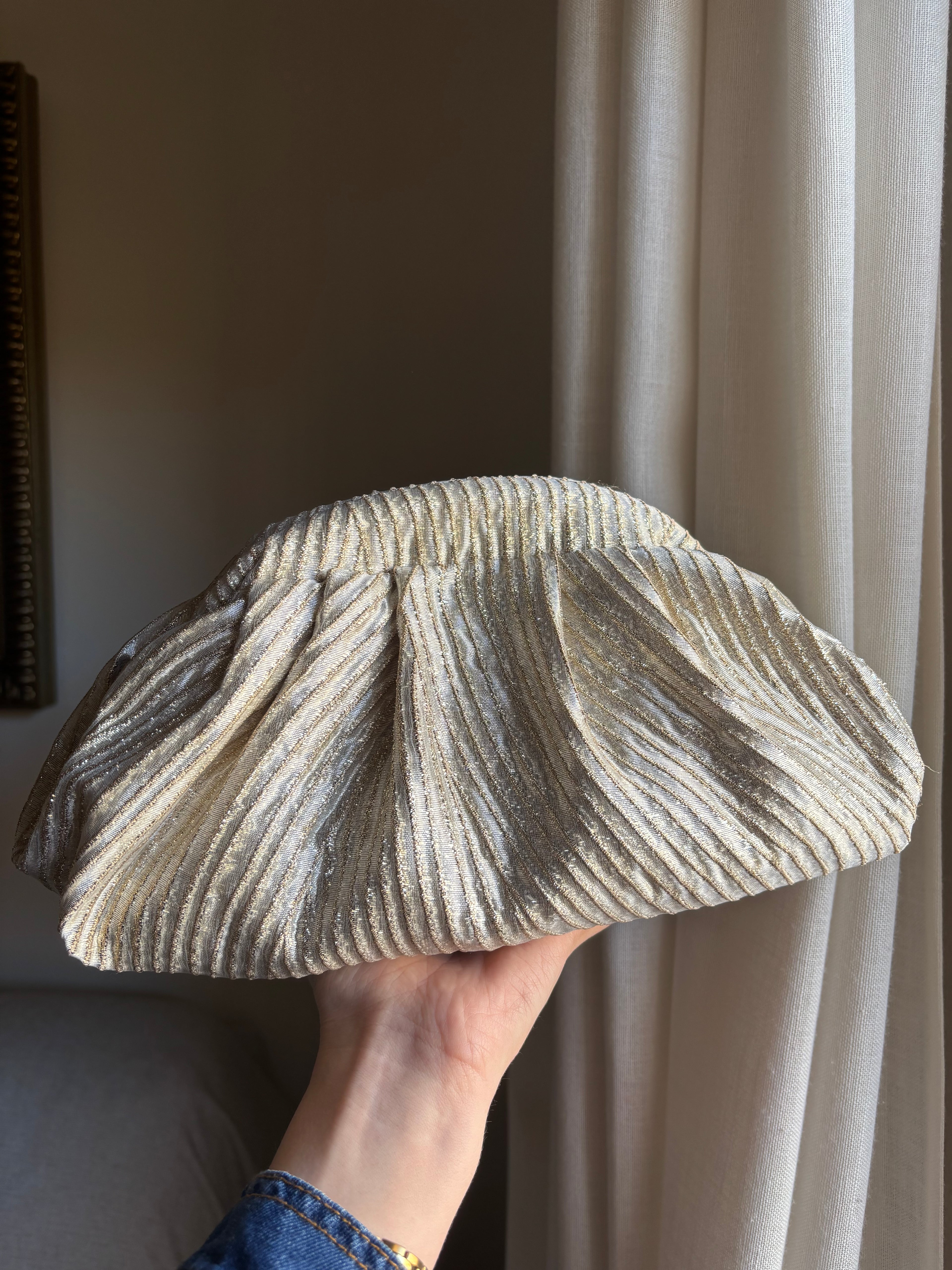 Bolso Marcela relieve dorado