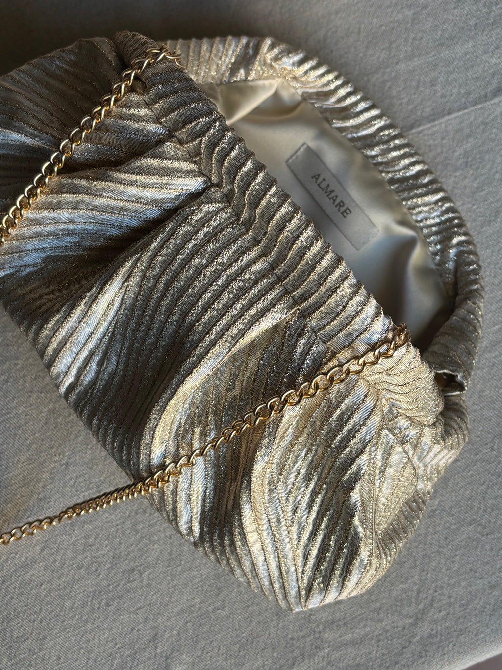 Bolso Marcela relieve dorado
