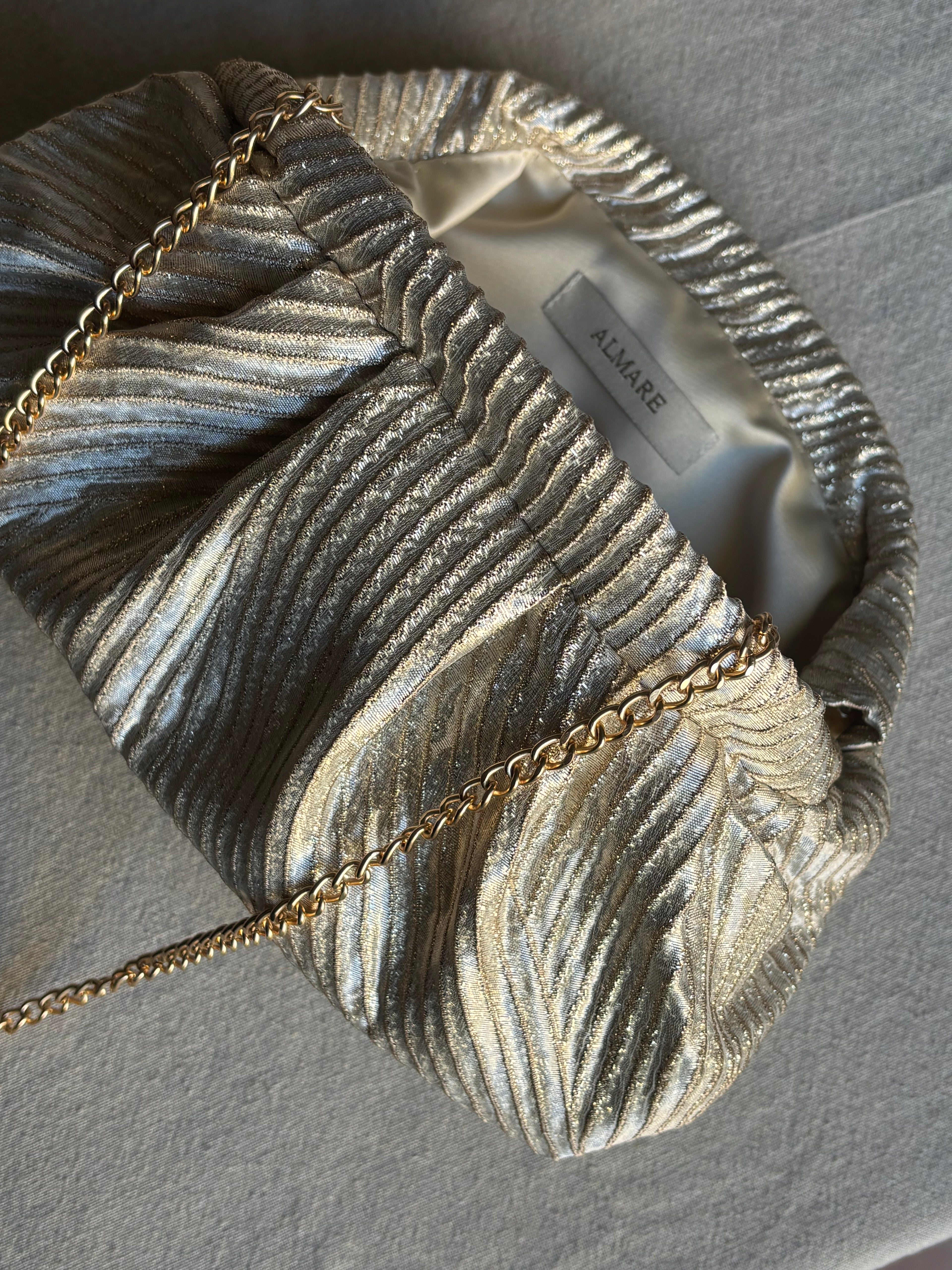 Bolso Marcela relieve dorado