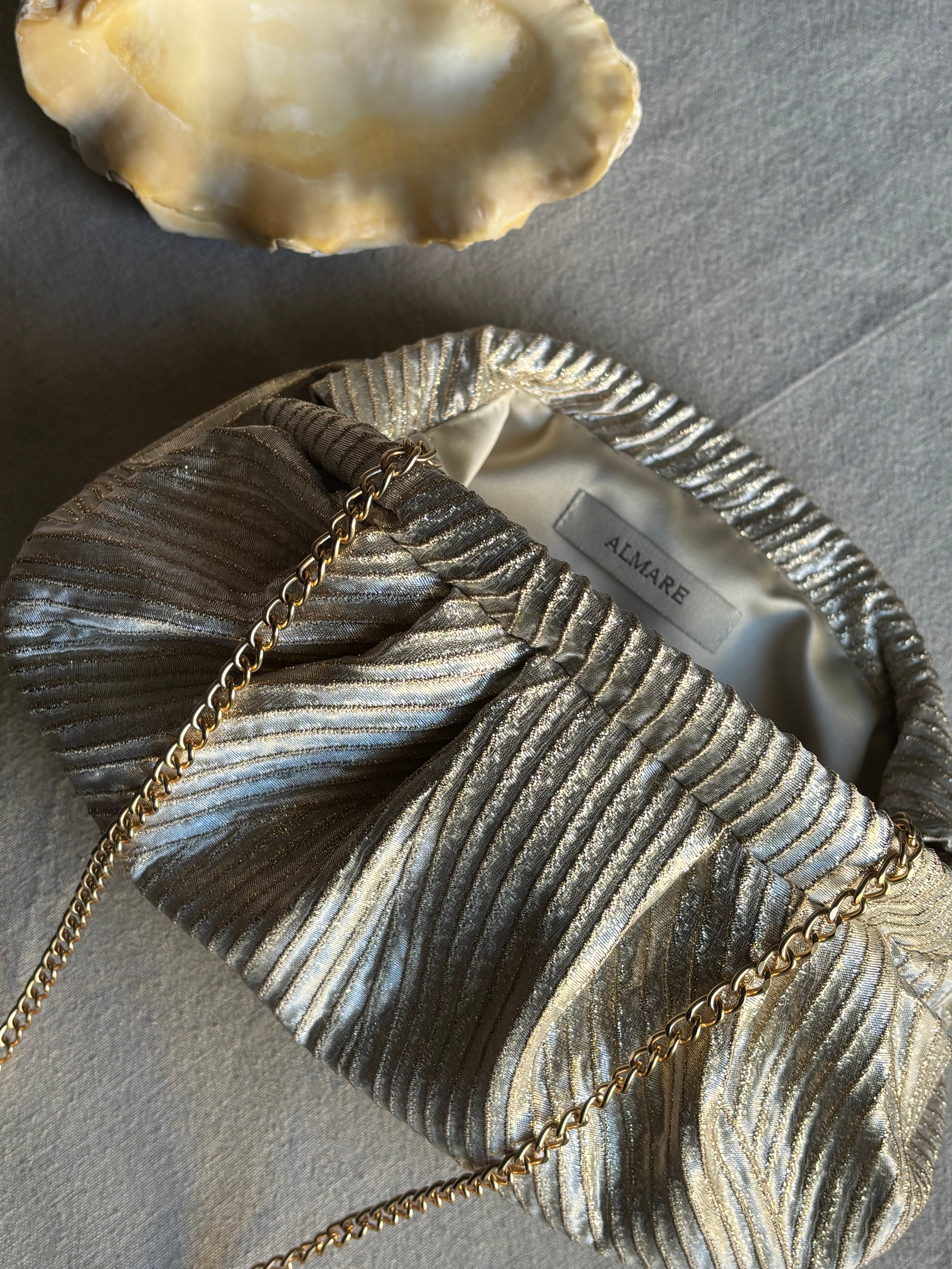 Bolso Marcela relieve dorado