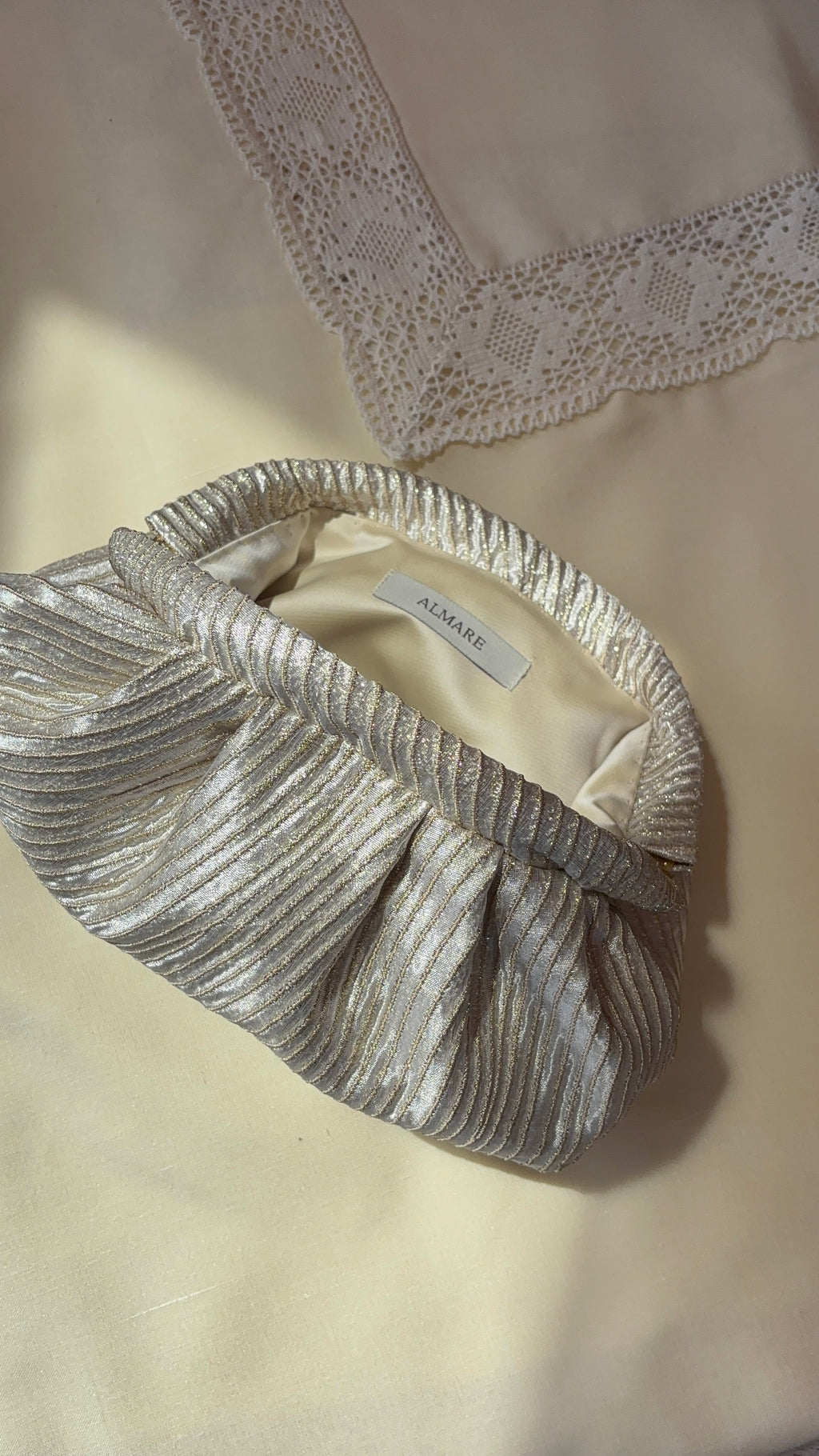 Bolso Marcela relieve dorado