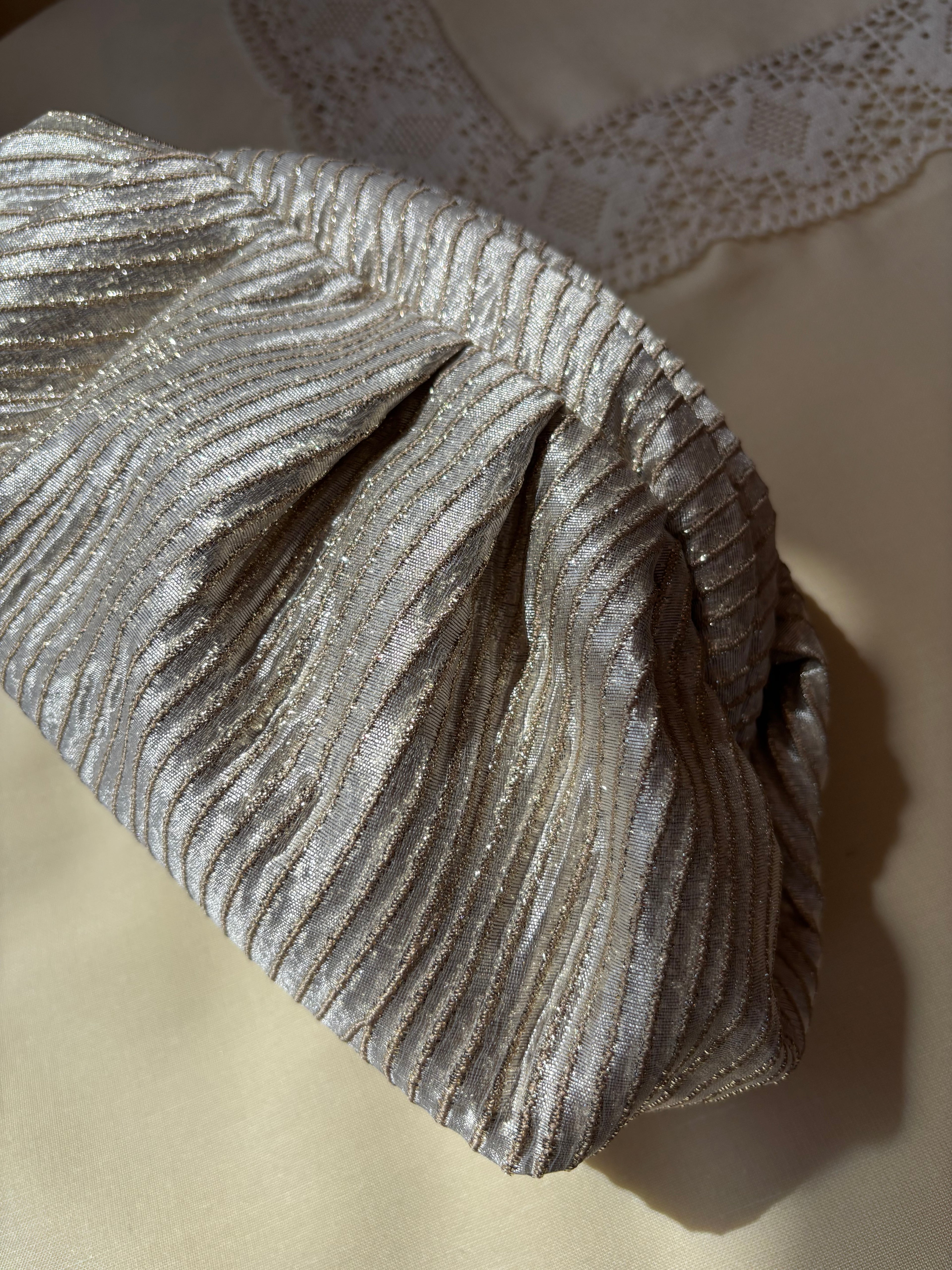 Bolso Marcela relieve dorado