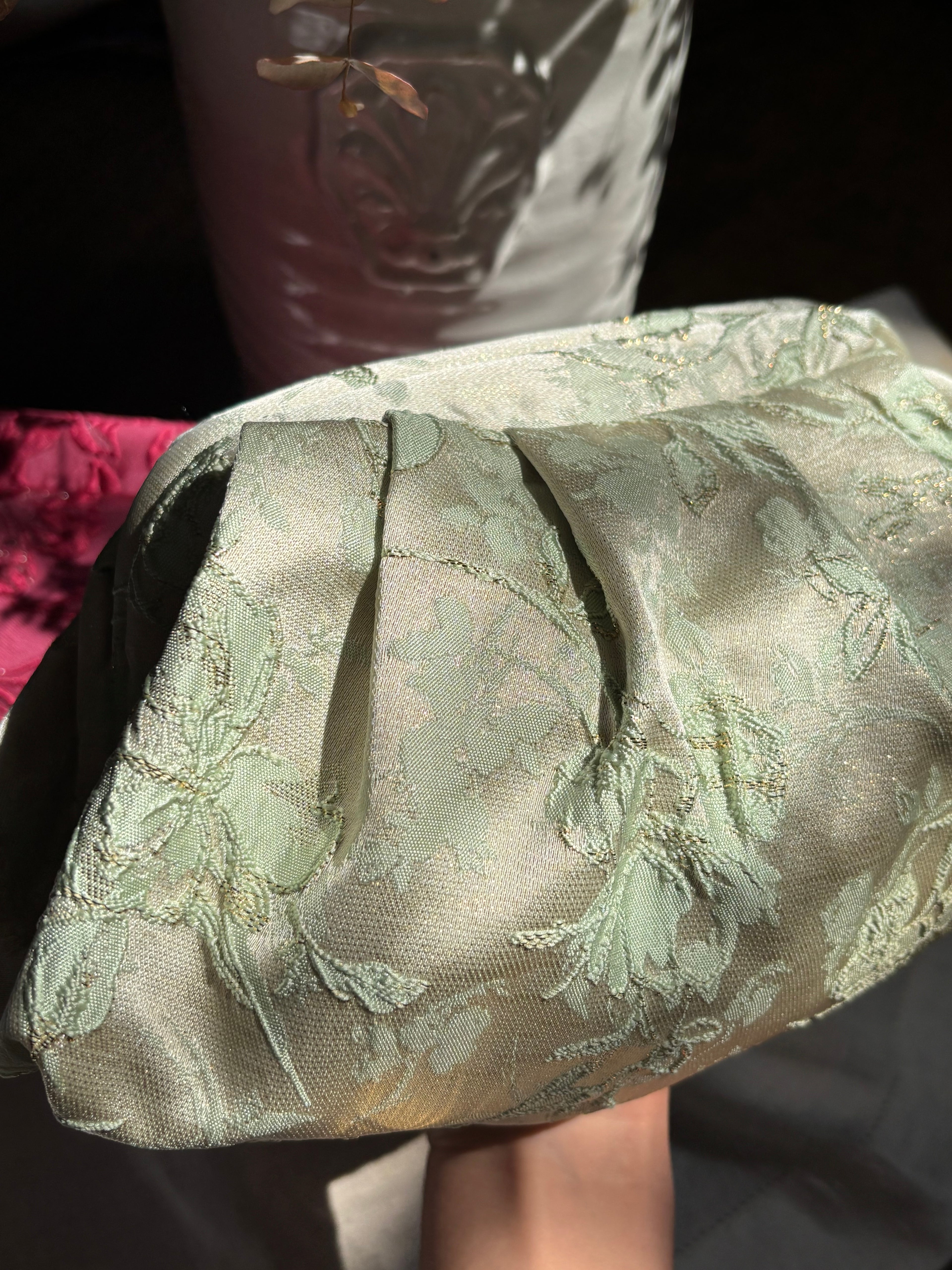 Bolso Marcela brocado floral relieve
